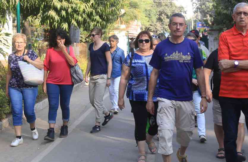 tourists in udaipur video : दुनिया के खूबसूरत शहर उदयपुर में करेंगे न्यू ईयर का वेलकम, होटलों में हुई बुकिंग्स, दिखने लगी पर्यटकों की रौनक