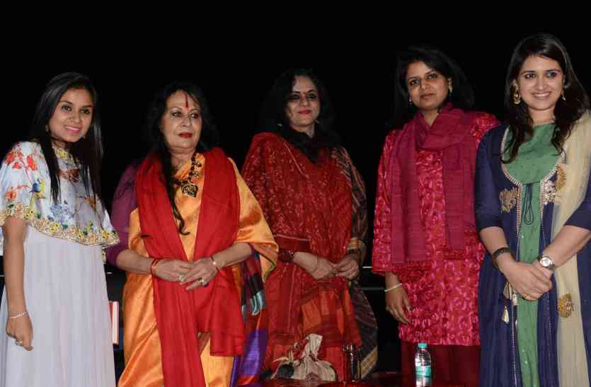 Dancer Sonal Mansingh in udaipur ख्यात नृत्यांगना सोनल मानसिंह ने कहा...जीवन में अकेले ही संघर्ष करना पड़ता है पहचान के लिए