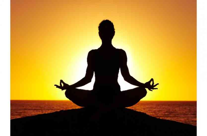 The enthusiasm of the elderly showing in Yoga योगाभ्यास में दिखा बुजुर्गों का जोश, बच्चों ने उत्साह से लगाए आसन