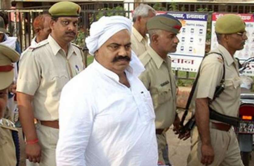 atik ahmad यूपी के जेल से चल रहा माफियाराज, देवरिया जेल बैरक में बाहुबली ने सामने पिटवाया बिल्डर को, पिस्टल सटाकर...