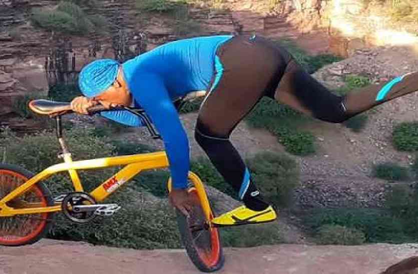 yoga,Sports,India,exercise,power yoga,workout,foot,stunt,extreme,Extreme Yoga, ये दादा जी जमीन पर नहीं बल्कि 300 फिट ऊंचाई पर जाकर करते हैं योगा, वो भी साइकिल पर