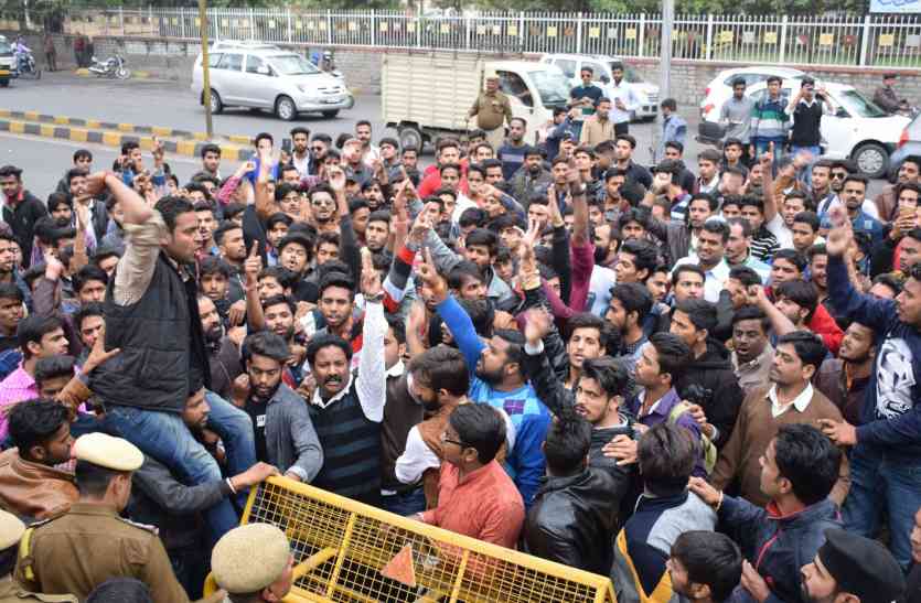 collectorate,RNT medical college,udaipur hindi latest news,udaipur latest hindi news, उदयपुर के राहत हॉस्पिटल में नवजात की बिगड़ती हालत से आक्रोशित युवाओं ने किया विरोध-प्रदर्शन, चिकित्सकों ने मांगी सुरक्षा