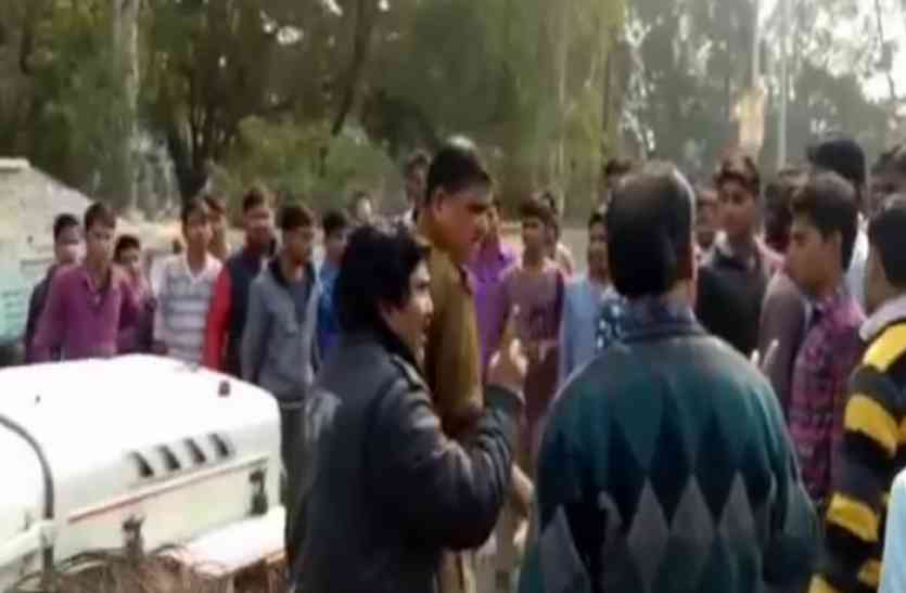 National Highway 86 नेशनल हाईवे 86 पर इंजीनियरिंग छात्रा को ट्रक ने कुचला, साथियों ने चक्काजाम कर किया हंगामा