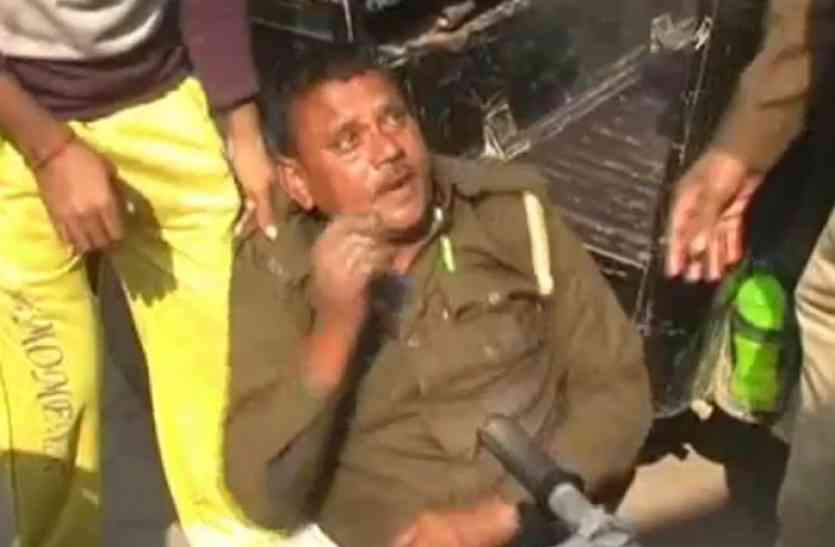 Constable Raghunath इस पुलिसकर्मी की यह हरकत देखने लग गई भीड़, अब वीडियो हो रहा वायरल...