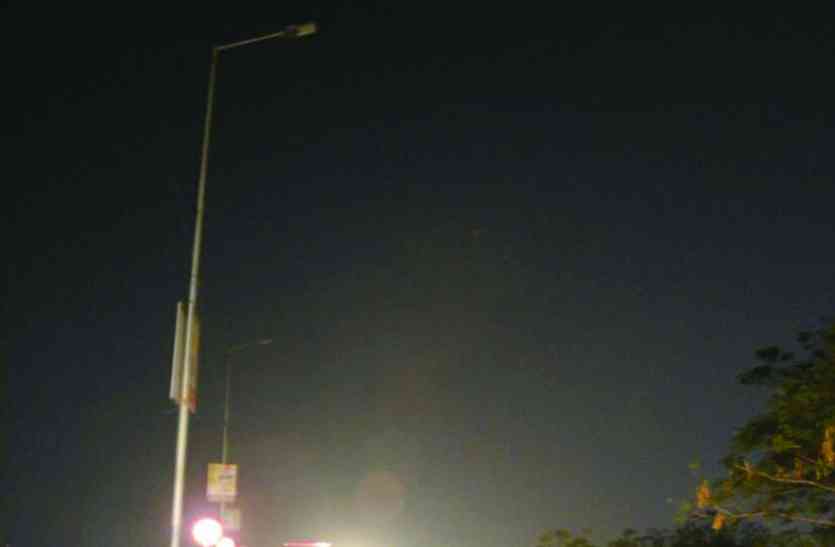 damaged roadlights at kalimori overbridge in alwar इस पुलिए पर कभी भी हो सकता है एक्सीडेंट, जानिए क्यों?