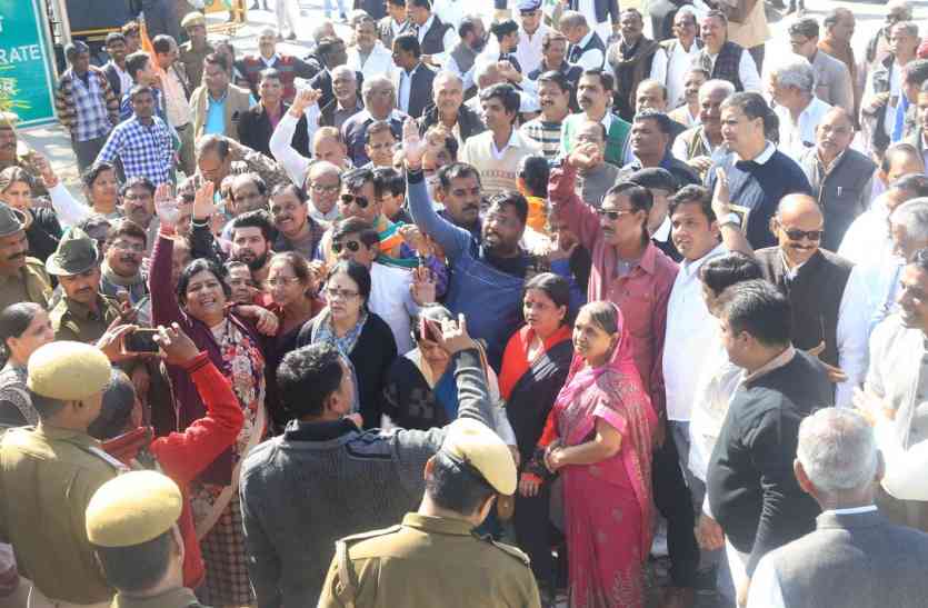 Congress,BJP government,Congress workers,udaipur collectorate,udaipur hindi latest news,udaipur latest hindi news, उदयपुर में कांग्रेस का कलक्ट्रेट पर प्रदर्शन, कर्मचारियों की सुनवाई नहीं होती, सरकार लगी है सम्पत्तियां बेचने में