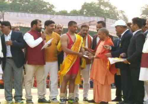UP Kesari Ramashankar and Yogi Adityanath