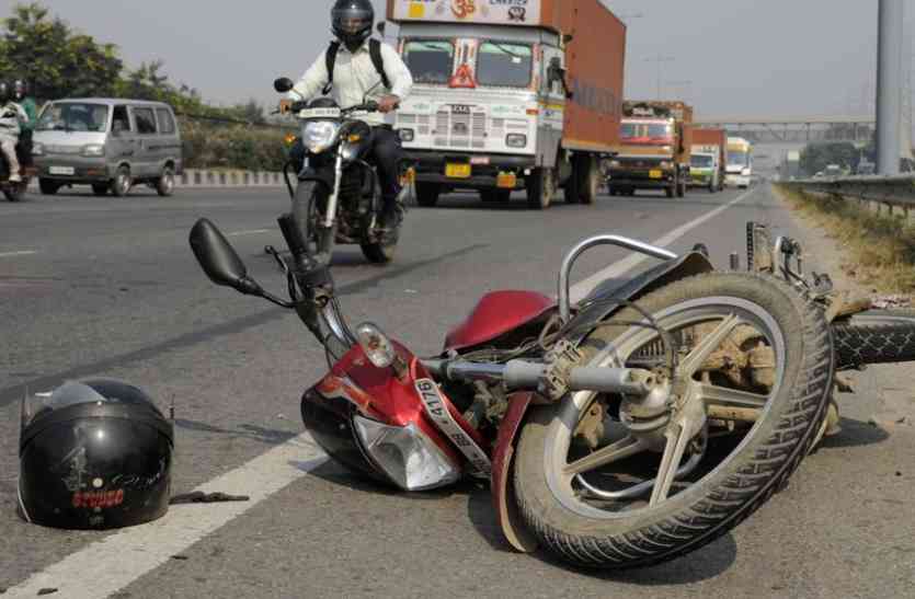 jhunjhunu case: fathers painful death due to sliping bike बिलखता रहा बेटा पर देखते ही देखते थम गई पिता की सांसें, बाइक स्लिप होने से हुआ हादसा