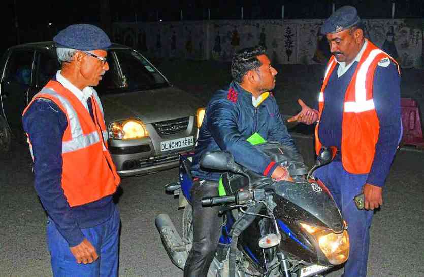 police start wearing reflector in alwar राजस्थान पुलिस अब दुर्घटनाओं से बचने के लिए कर रही है यह काम
