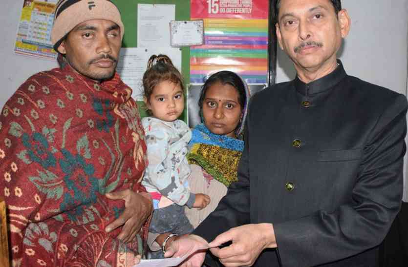 jamnadas vairagi kidney transplant udaipur बढ़ रहा है जमनादास के हमदर्दों का कारवां...एक ही दिन में डेढ़ लाख से ज्यादा की मदद, किसी ने चेक से, किसी ने नकद दी राशि