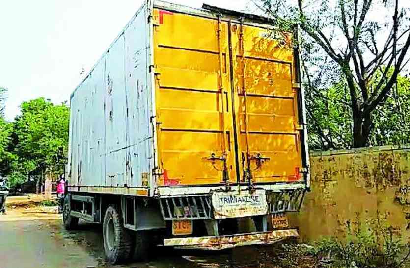 thieves loot a truck with full of beer bottles बड़ी लूट, लुटेरों ने फिल्मी अंदाज में चालक को बंधक बना शराब से भरा ट्रक लूटा, पुलिस को मिला खाली ट्रक