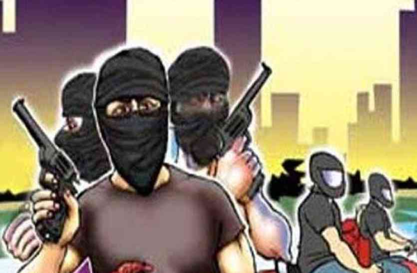 Wardwasion caught thief ढाई घंटे से अधिक समय तक चला चोर व मोहल्लेवालों के बीच लुकाछिपी का खेल फिर जानिए क्या हुआ