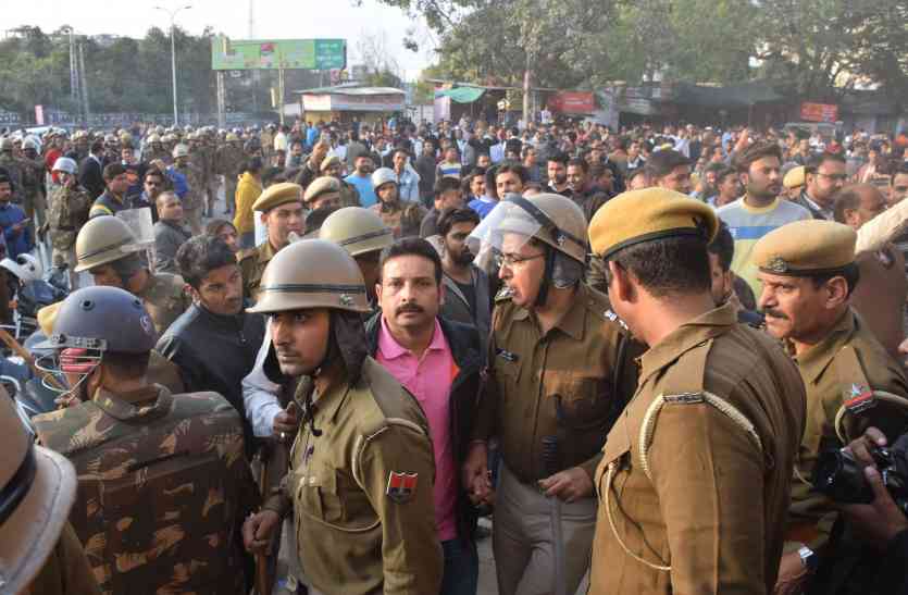 udaipur police video: उदयपुर में धारा 144 निषेधाज्ञा के दौरान उपद्रव में एएसपी की पिटाई हुई वीडियो में कैद, अब हुआ वायरल