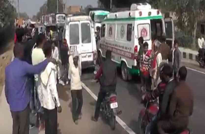 accident दर्द से तड़प रहे थे घायल, पर पुलिस एबुलेंस में ठूस-ठूस कर भर रही थी घायलों को