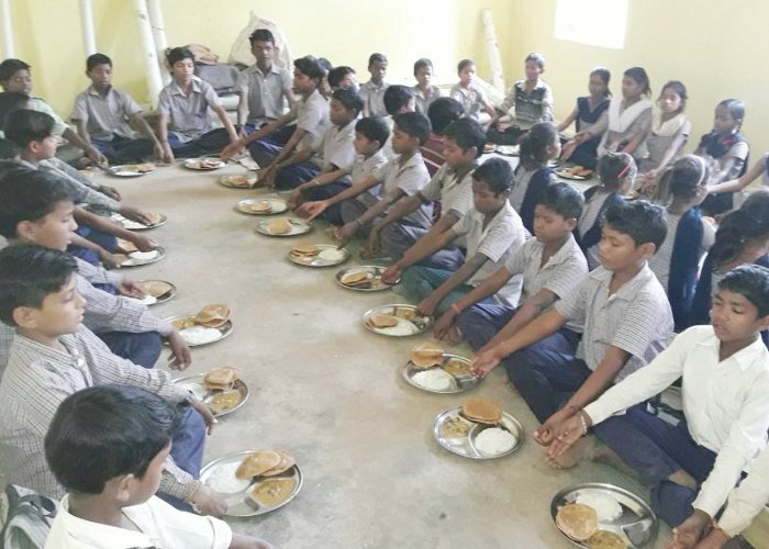 midday meals इस जिले की ११८८ स्कूलों में महिलाओं के साथ हो रही बड़ी लापरवाही, जानिए वजह