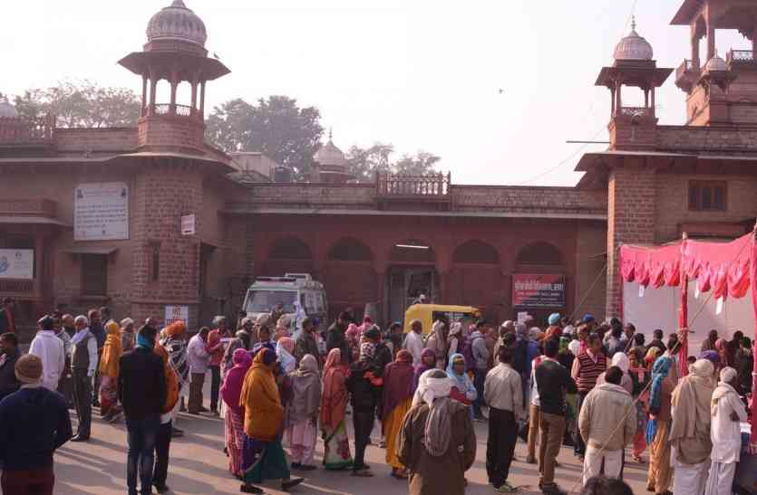 government hospital doctors go to strike यहां जिन्हें जीवन दाता कहा गया वही चले गये हड़ताल पर