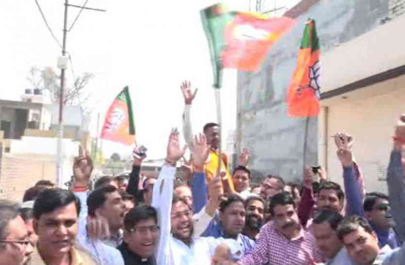 election results 2017 गुजरात और हिमाचल के रुझान का ताजा हाल, भाजपाइयों में खुशी की लहर, जश्न की तैयारी