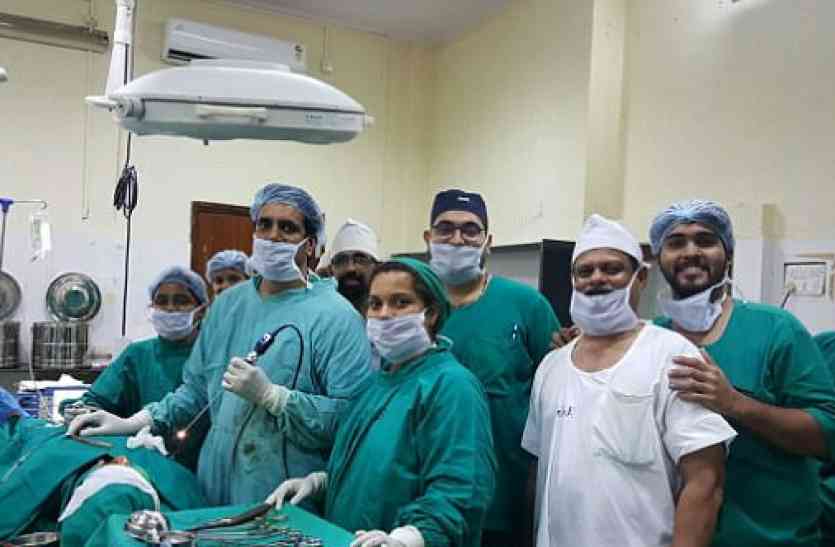 jj hospital UP Speacial मौत से जूझ रहा था प्रतापगढ़ का युवक, इस डॉक्टर ने बिना ऑपरेशन जुगाड़ से निकाला बुलेट