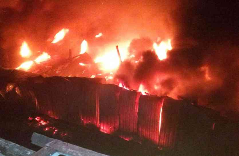 fire in factory video: लपटों और धुएं के गुबार में उलझी रही लोगों की ‘सांसें’, 20 दमकल वाहनों से पाया आग पर नियंत्रण