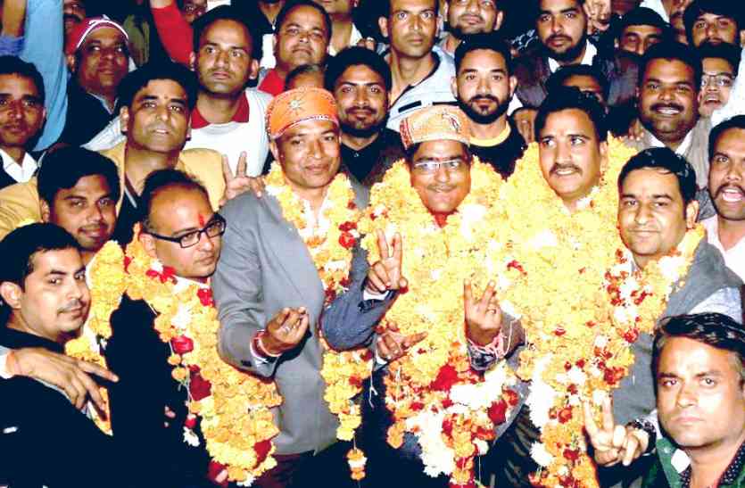 political party,bar association,udaipur hindi latest news,udaipur latest hindi news, video बार एसोसिएशन उदयपुर के चुनाव में भाजपा ने मारी बाजी,समर्थकों ने की ढोल नगाड़े के साथ आतिशबाजी