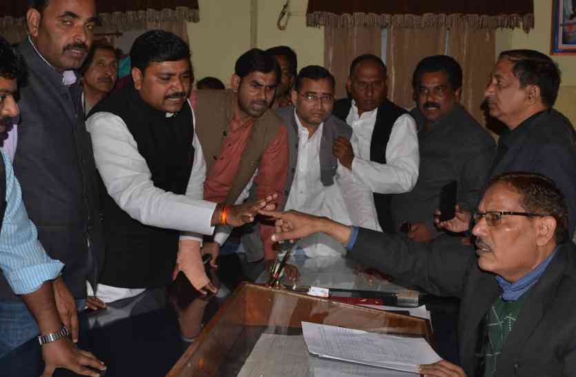 congress leaders shows anger on hospital employees in alwar राजस्थान में इस बात पर उखड़े कांग्रेसी, अधिकारियों को सुनाई खरी-खरी