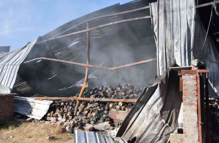fire in factory कूलर फैक्ट्र्री में आग : दमकलाेें ने लगाए 60 फेरे फिर भी राख के नीचे दबे अंगारे देर तक उगलते रहे धुआं