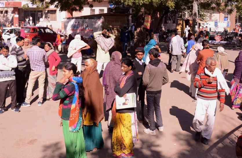 doctors are still on strike यहां चिकित्सक हड़ताल की मार से मरीज हुए बेहाल