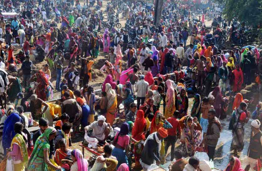 सोमवती अमावस्या,उमड़े श्रद्धालु, किए दान पुण्य,कुंडों में लगाई डुबकी सोमवती अमावस्या,उमड़े श्रद्धालु, किए दान पुण्य,कुंडों में लगाई डुबकी