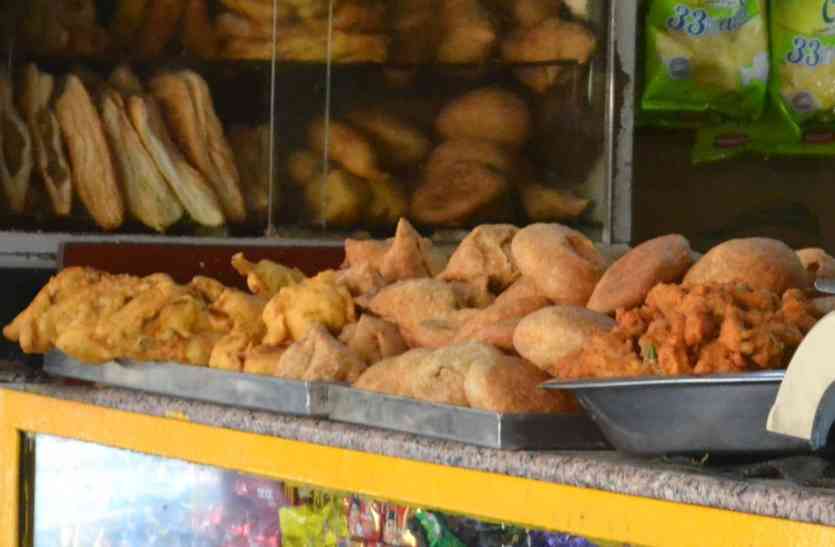 vendors selling low quality food on alwar railway station रेल्वे स्टेशनों पर खाना पड़ सकता है महंगा, जानिए कैसे?