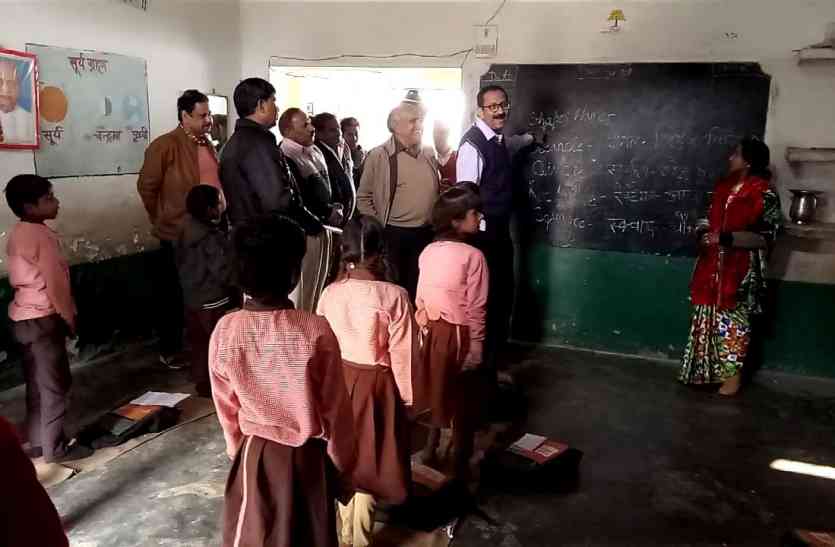 Mirzapur dm गुरूजी की भूमिका में नजर आये मिर्जापुर डीएम, बच्चों को पढ़ाया अंग्रेजी का पाठ