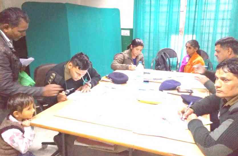 military doctors checking patients in alwar government hospital राज्य में चिकित्सकों की हड़ताल के चलते अब इन्होंने संभाली कमान