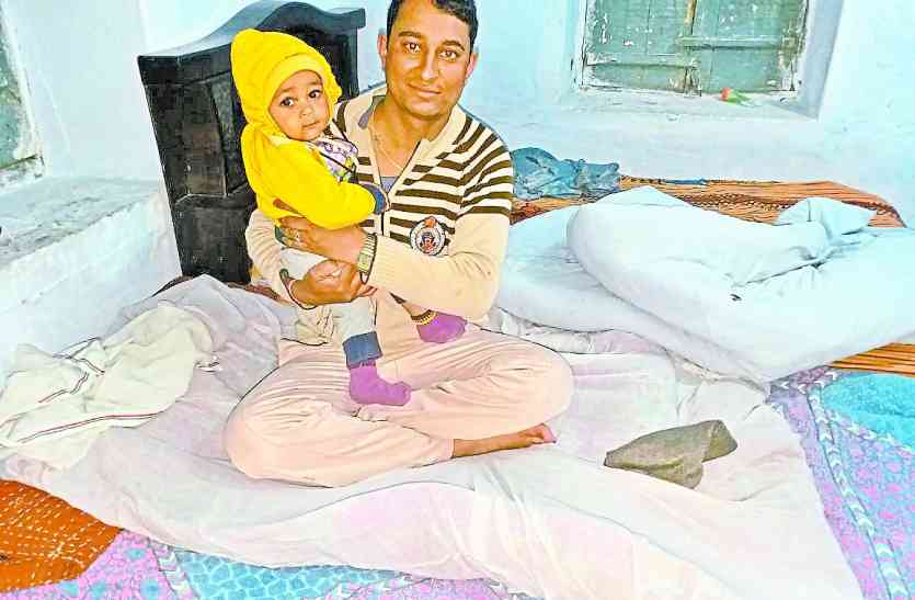 himanshu rajawat Appeal during bhinder band udaipur भींडर बंद के दौरान थानाधिकारी ने की ऐसी अपील, संयम बरतें, दूधमुंहा बच्चा छोड़ ड्यूटी पर गई है एक बेटी, जिसने सुना किया सलाम