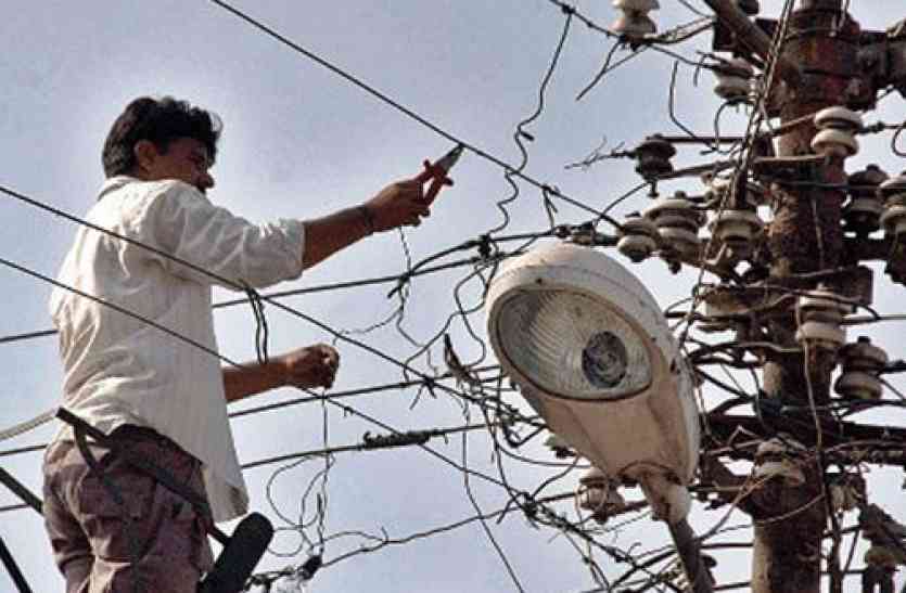 दबंगों का हमला आजमगढ़ में फिर दबंगों ने किया हमला, 50 हजार बकाया मांगने पहुंचे अधिकारी को पीटा