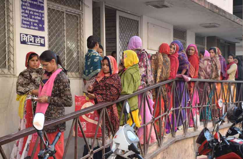DOCTORS STRIKE in udaipur DOCTORS STRIKE: हड़ताली डॉक्टर बढ़े, गिरफ्तारी से बचने की मशक्कत, सरकार की बेरुखी से परेशान हो रहा आमजन, video