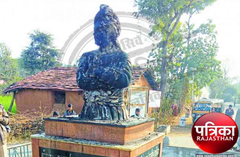 Dungarpur Burnt The Statue Of Swami Vivekananda ड गरप र द र र त ड जल ड लकर लग द स व म व व क नन द क प रत म क आग ज न क य ह म मल Patrika News