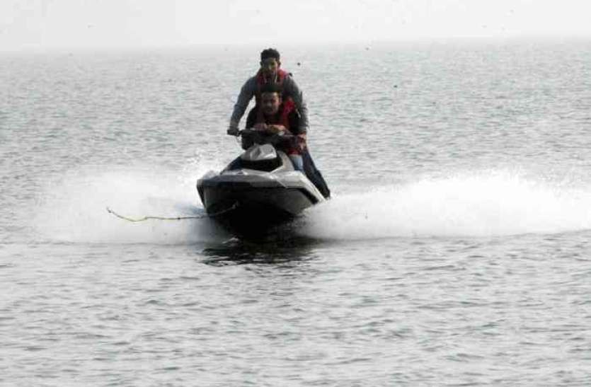 water adventure sports in mp india अब मप्र में गोवा-मुम्बई के समंदर जैसे वाटर स्पोर्ट्स, यहां हुई शुरुआत- देखें वीडियो