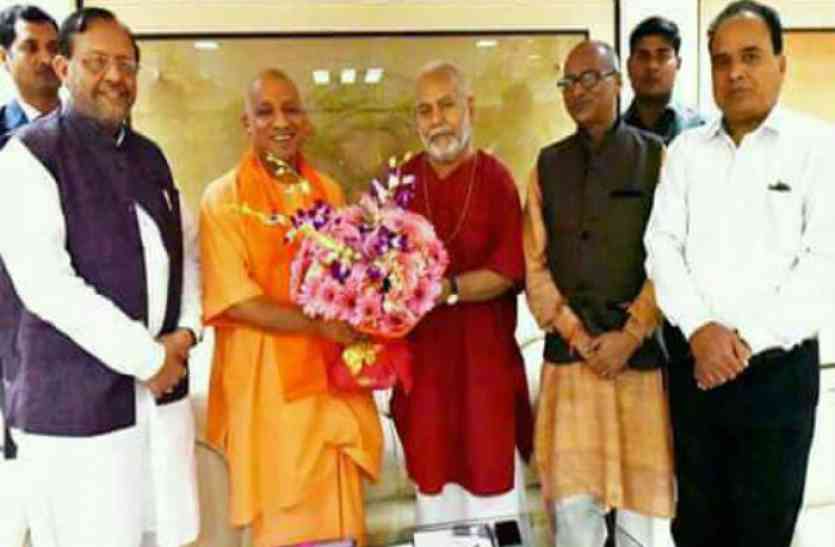 Chinmayananda and yogi योगी आदित्यनाथ की विरासत संभाल सकते हैं स्वामी चिन्मयानंद