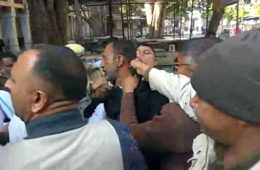 victims father reached court for suicide मंत्री पुत्रों को सरकारी सुरक्षा का कवच, पीडि़त युवक के पिता ने किया आत्मदाह का प्रयास