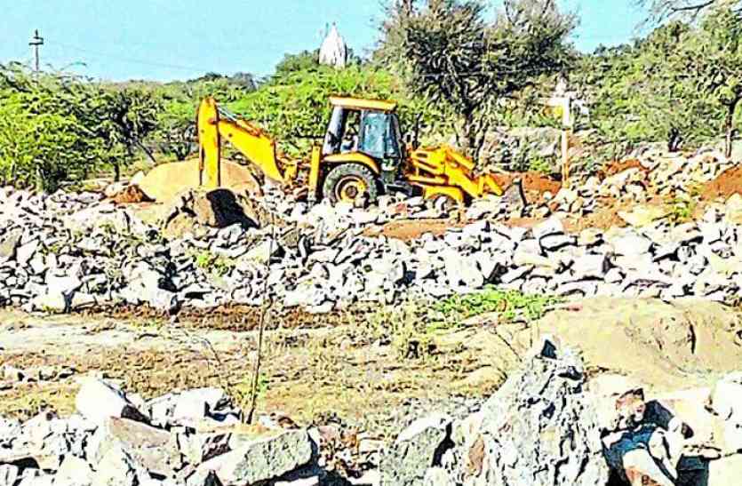 land issues in ghasa udaipur यहां जमीन विवाद पर गरमाया माहौल, कब्जे पर चलाई जेसीबी