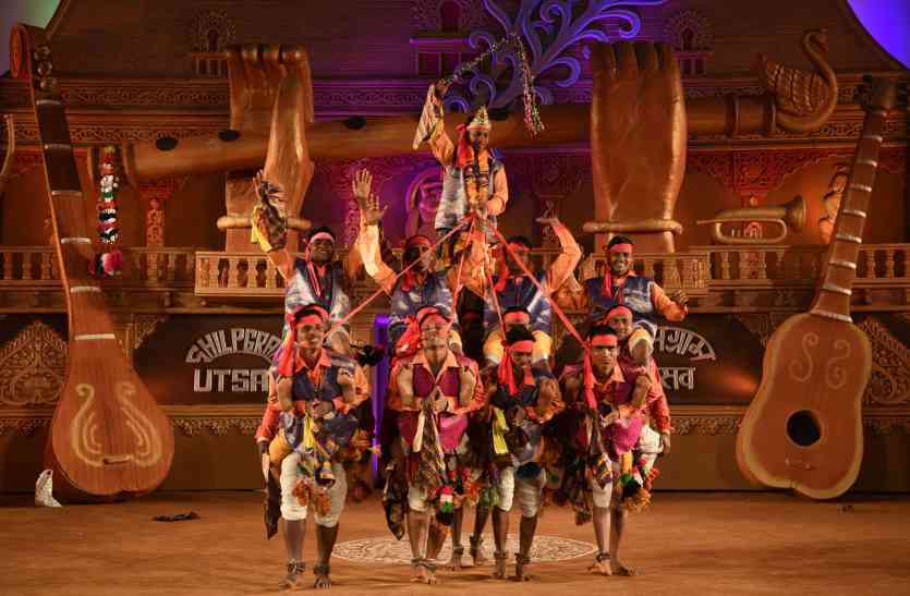 Udaipur Hindi news,hot market,udaipur latest news,muktakashi manch,Cultural center,shilpram,hawala village,udaipur latest hindi news, शिल्पग्राम उत्सव में बिहू, थांग-ता और सहरिया स्वांग ने जमाया रंग, हाट बाजार में शिल्प उत्पादों की खरीदारी परवान पर