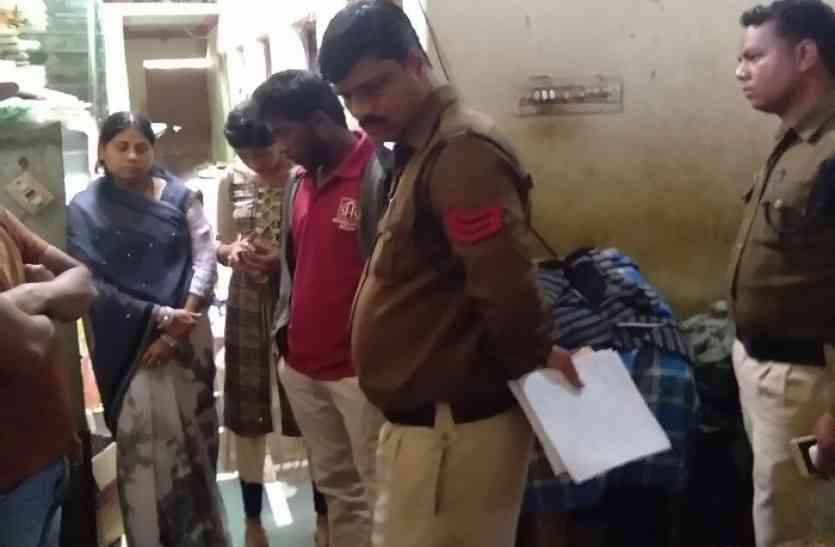 CG news बेटियों की शादी के लिए पाई-पाई जोड़कर इकट्ठा किए थे रुपए, जेवर सहित 20 लाख ले उड़े चोर
