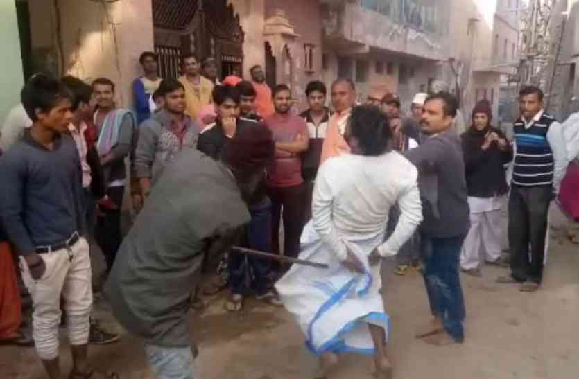 mob beats up man कथावाचक ने युवतियों के साथ की शर्मनाक करतूत, जमकर हुई पिटाई, देखें वीडियो