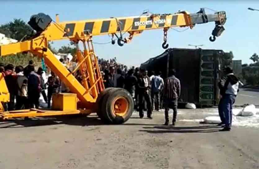 accident video- उदयपुर में ट्रक पलटा, दबने से 4 की मौत, इस वजह से हुआ ये हादसा