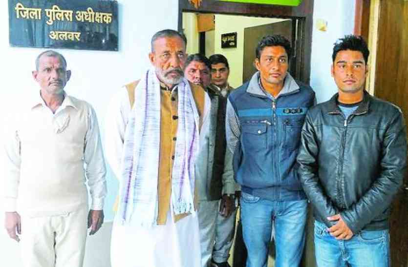 victims father meet alwar sp to arrest ministers son एसपी साहब अब तो करो सुनवाई, मंत्री पुत्रों पर करो कार्रवाई