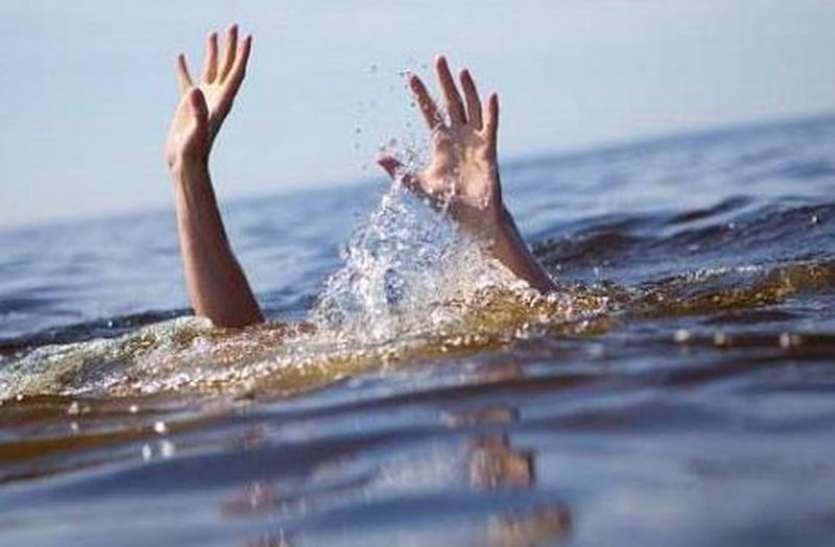 drowning OMG: दूधियाखेड़ी माता के दर्शन कर घर लौट रहे दो दोस्त बाइक समेत खाल में बहे, एक की मौत, घर में मचा कोहराम