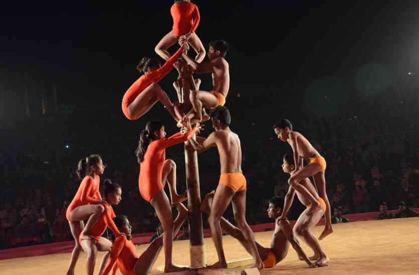 instruments,fair,Udaipur Hindi news,hot market,muktakashi manch,chime,udaipur latest newws,udaipur latest news udaipur latest hindi news, शिल्पग्राम उत्सव में सिद्दी धमाल और जिंदवा ने मचाई धूम, ‘झंकार’ ने श्रोताओं को किया मंत्र मुग्ध