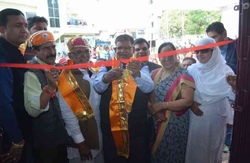 Road lights,home minister gulabchandra kataria,uit chairman ravindra shrimali, उदयपुर में रोशनी से जगमग हुआ न्यू आरटीओ रोड, लम्बे अर्से बाद एक साथ दिखे गृहमंत्री कटारिया व पूर्व शहर अध्यक्ष मूंदड़ा