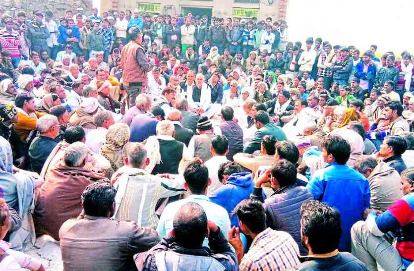 police and rural face to face A ruckus over the statue प्रतिमा को लेकर हुआ हंगामा, पुलिस व ग्रामीण आमने-सामने