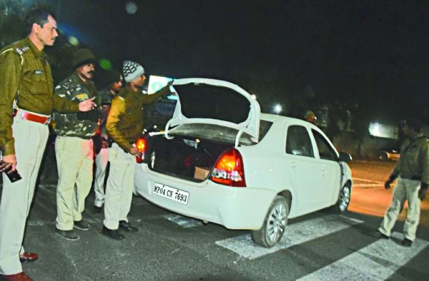 Border Check Post चेक पोस्ट से बचने की कोशिश कर रहा था अवैध शराब कारोबारी, चढ़ा दी पुलिसवाले पर कार