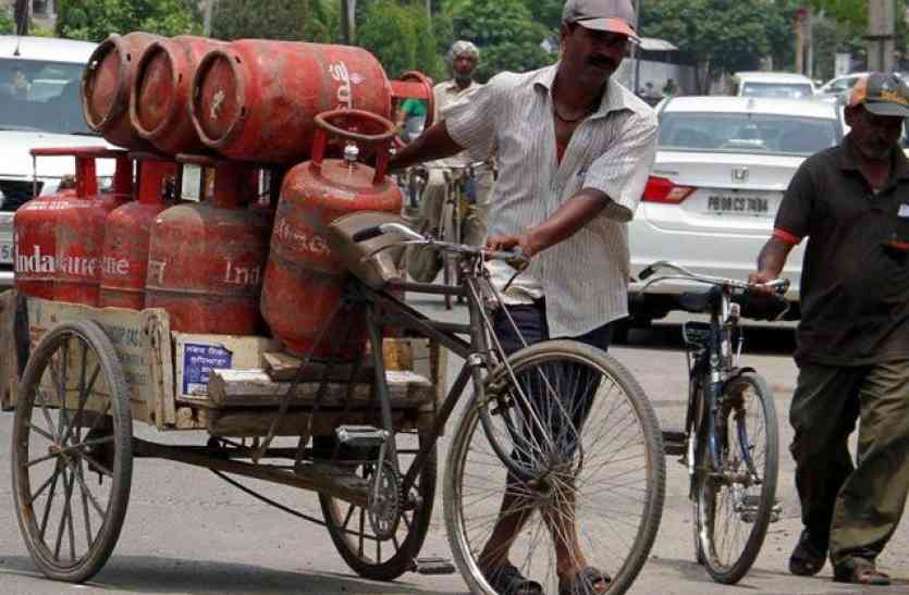 gas delivery in udaipur हिन्दुस्तान पेट्रोलियम गैस ने उदयपुर में की शुरुआत: न डायरी चाहिए,ना कूपन, कार्ड स्वाइप किया मतलब गैस डिलीवरी हो गई